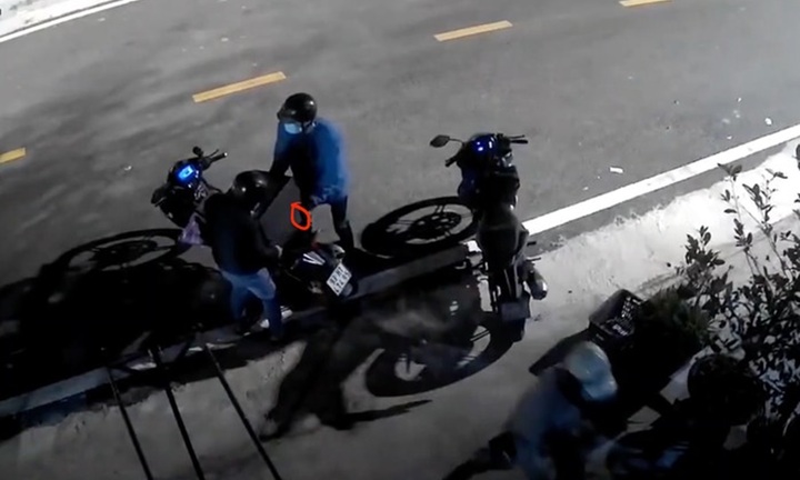 Camera ghi lại khoảnh khắc nhóm thanh niên phá khoá nhà dân, lấy đi két sắt và hơn 2 cây vàng