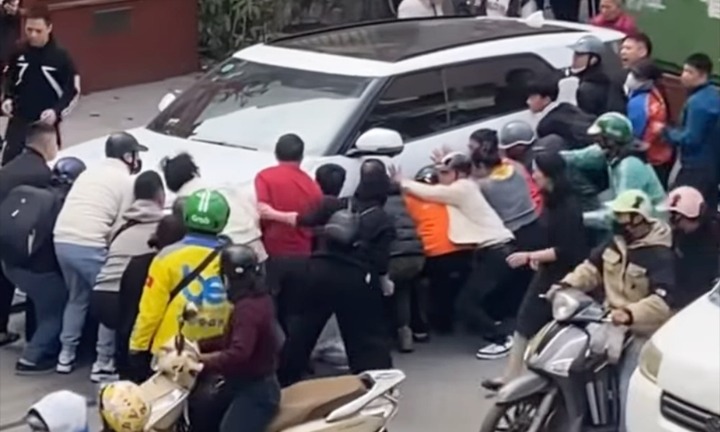 Hiện trường vụ 2 người thương vong nghi do ô tô lùi trúng trên phố ở Hà Nội