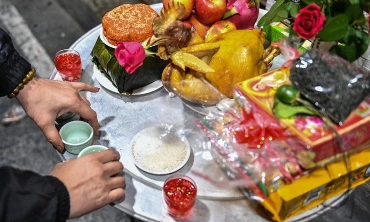 Cúng Giao thừa ngoài trời hay trong nhà trước?
