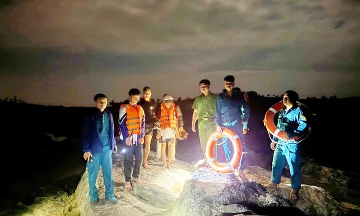 Giải cứu 2 nam sinh bị mắc kẹt trên sông Ba khi thủy điện xả nước