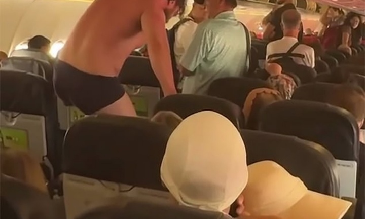 Chuyến bay Air Asia tới Bangkok phải hạ cánh khẩn cấp vì hành khách liên tục cởi đồ, đòi nhảy khỏi máy bay