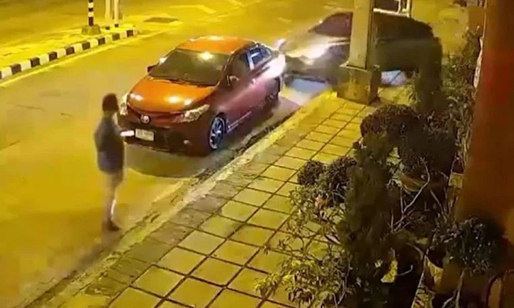 Clip: Lái xe trong lúc say xỉn, nam tài xế ô tô gây tai nạn liên hoàn, tông 12 phương tiện giữa phố