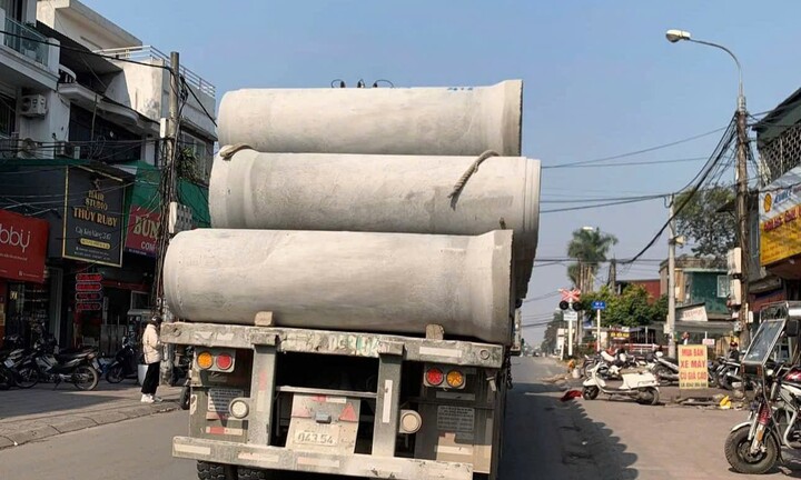 Hà Nội: Xử phạt tài xế xe đầu kéo chở ống cống chằng buộc không bảo đảm an toàn