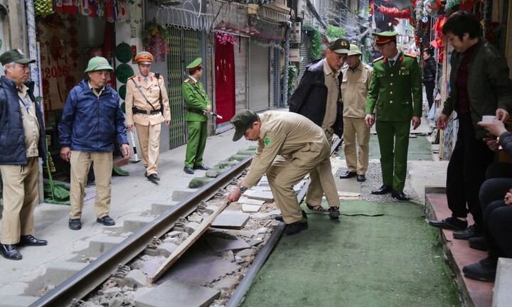 Hà Nội: Cảnh sát mời du khách rời phố cà phê đường tàu, check camera phạt nguội