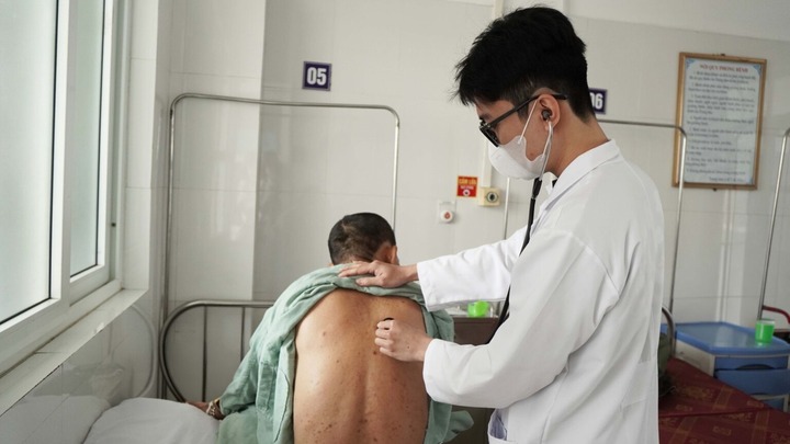 Người đàn ông ngứa toàn thân suốt 1 năm không khỏi, 