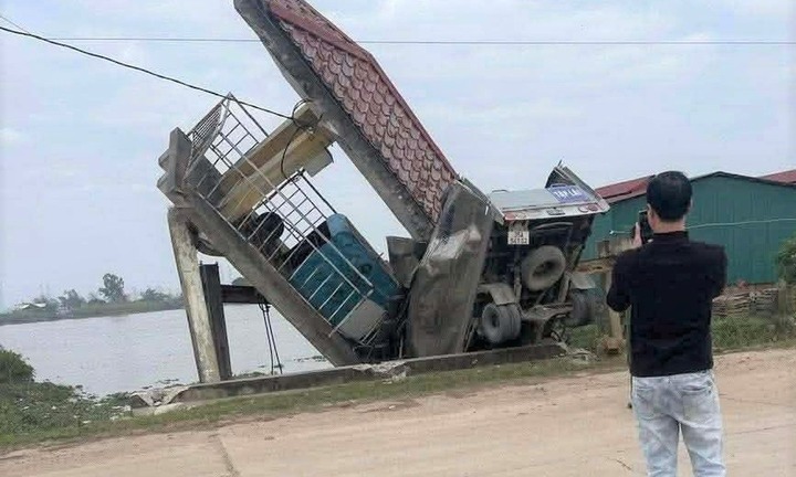 Vụ xe tải tông thành cầu, 2 người thương vong ở Ninh Bình: Nạn nhân là thầy dạy lái và học viên