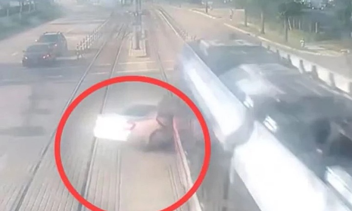 Clip: Cố tình vượt đèn đỏ, lao qua đường ray, ô tô bị tàu hỏa kéo lê, suýt bị xé đôi