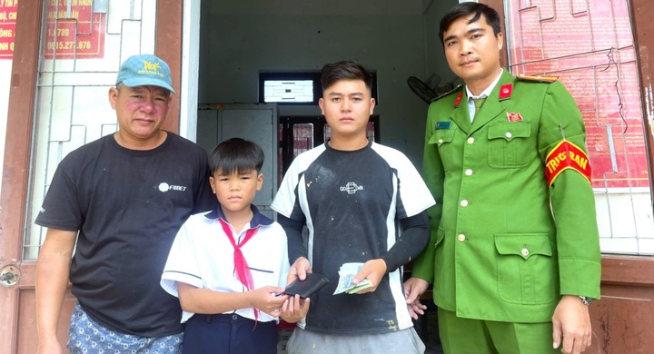 Nam sinh lớp 5 nhặt được ví tiền, đến công an trả người đánh rơi