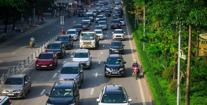 Xe ô tô đi lấn làn đường dành cho xe máy bị phạt bao nhiêu tiền?
