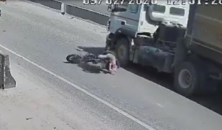 Clip: Ngã ra đường sau cú phanh gấp, người đi xe máy bị xe tải cán thiệt mạng