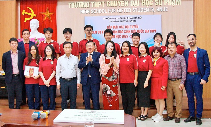 Ngôi trường THPT nào ở Hà Nội 3 năm liền có học sinh thủ khoa môn Toán?