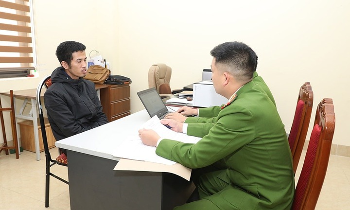 Bắt giữ khẩn cấp tài xế xe tải húc văng xe con xuống suối rồi bỏ chạy khỏi hiện trường