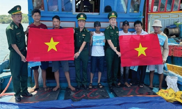 Linh thiêng Quốc kỳ giữa khơi xa