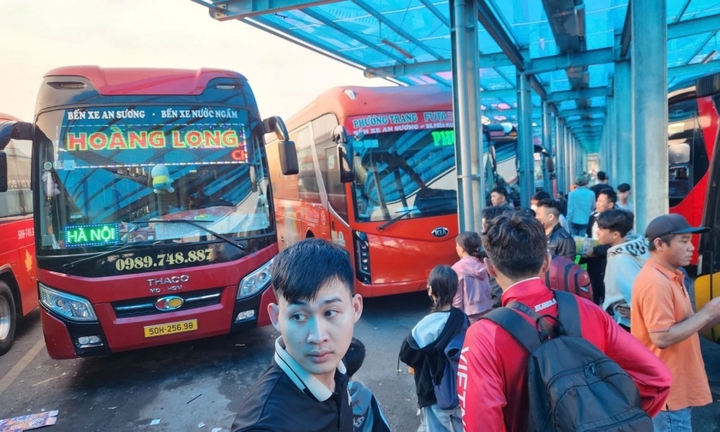 Nhiều bến xe lớn tại TP.HCM đông nghẹt người về quê ăn Tết trong ngày làm việc cuối của năm