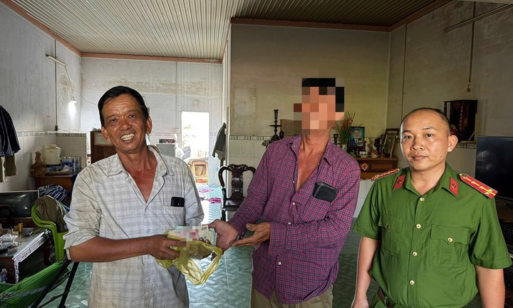 Tin tức thời sự 24h: Trả lại 80 triệu đồng cho người bán hoa