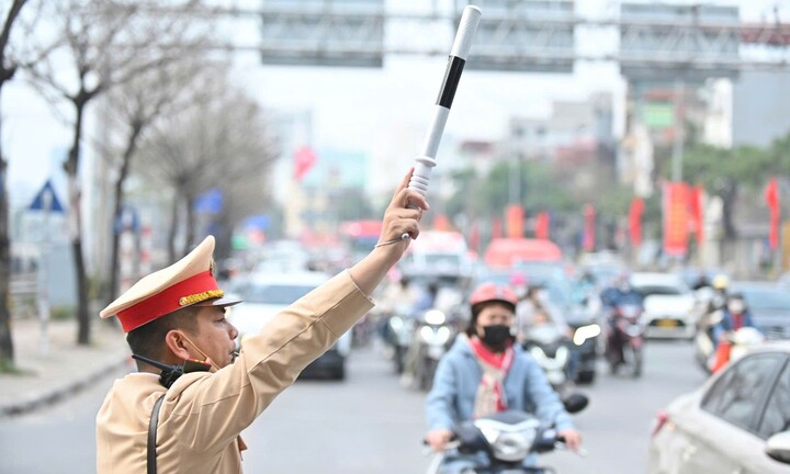 CSGT Hà Nội siết chặt phân luồng, xử lý nồng độ cồn quanh 33 điểm bắn pháo hoa đêm Giao thừa