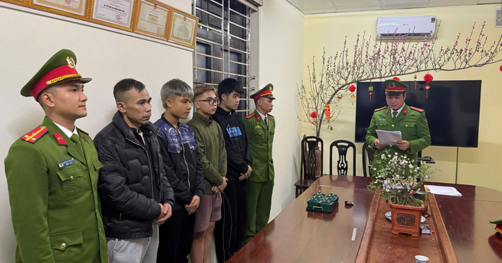  Khởi tố nhóm đối tượng dùng súng đe dọa, đánh con nợ tại quán cắt tóc