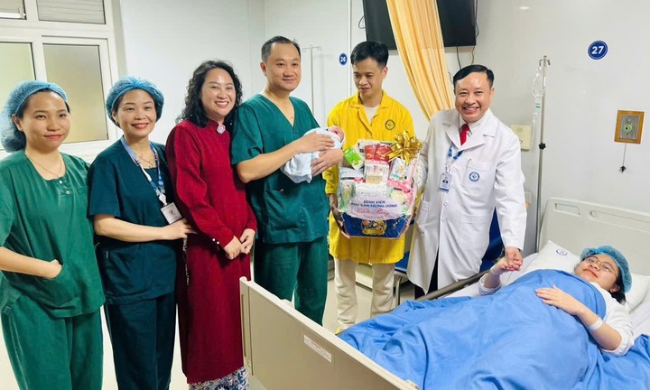 Em bé đầu tiên chào đời trong thời khắc chuyển giao sang năm mới Bính Ngọ 2026