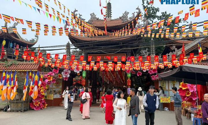 Đầu năm mới, người dân Hà Nội tấp nập đi chùa cầu bình an