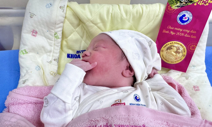 Những em bé chào đời vào thời khắc giao thừa năm 2026 được tặng vàng may mắn