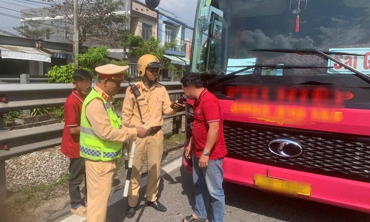 Từ 10h sáng ngày mùng 1 Tết Bính Ngọ, CSGT toàn quốc ra quân kiểm tra nồng độ cồn