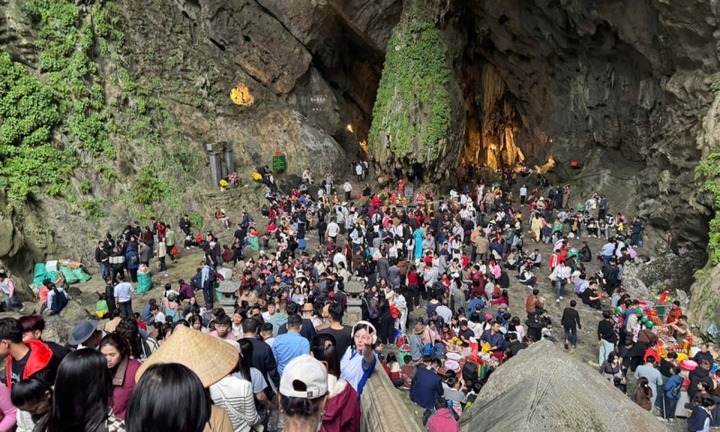 Chùa Hương đón hơn 25.000 lượt khách đến trẩy hội trong 2 ngày đầu năm