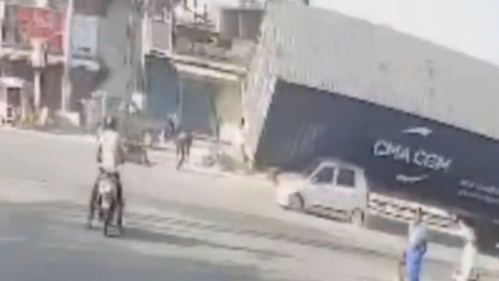 Clip: Xe container lật nghiêng, đè trúng ô tô khiến tài xế thiệt mạng