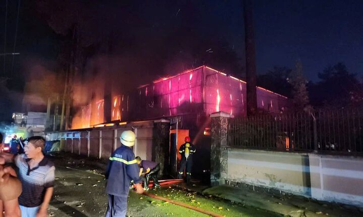 Cháy lớn tại nhà kho trong đêm mùng 2 Tết ở TP.HCM