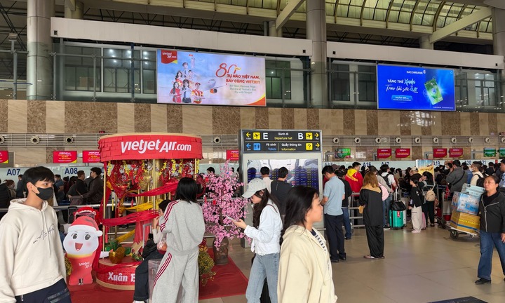 Sân bay Nội Bài và Cần Thơ đông nghẹt hành khách ngày mùng 4 Tết