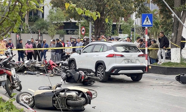 Tài xế ô tô 62 tuổi gây tai nạn cho 12 xe máy đang chờ đèn đỏ ở Hải Phòng