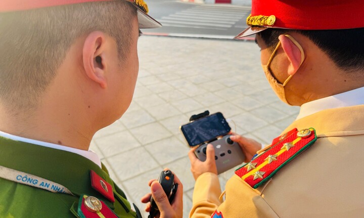 Hà Nội: CSGT dùng flycam giám sát giao thông, siết kiểm soát vận tải hành khách