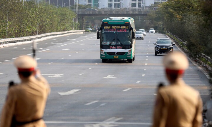 Nóng: Liên tiếp xử phạt tài xế taxi, xe khách vi phạm nồng độ cồn tại Hà Nội