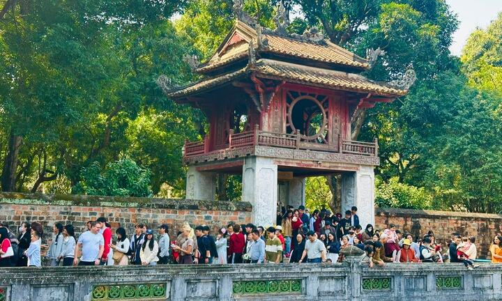 Hà Nội đón khoảng 1,34 triệu lượt khách kỷ lục trong kỳ nghỉ Tết Nguyên đán Bính Ngọ