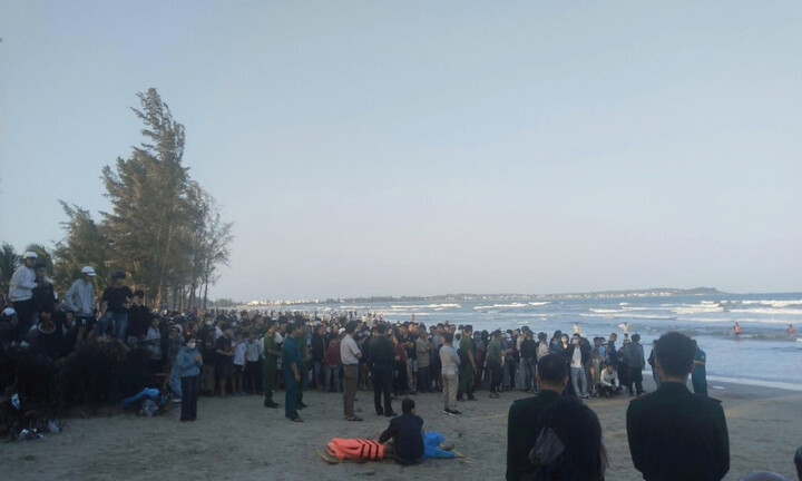 3 bố con gặp nạn khi tắm biển mùng 5 Tết, 2 người bị sóng cuốn mất tích