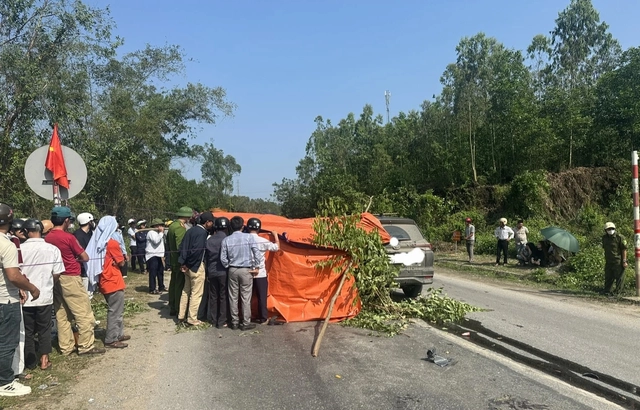 Tin tức tai nạn giao thông mới nhất ngày 22/2: Xe taxi va chạm xe máy rồi lao vào sân nhà dân