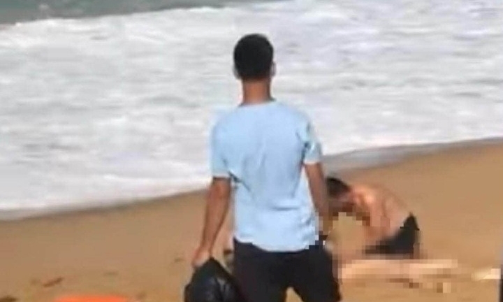 Phát hiện thi thể nam giới tại bãi biển Tuy Hòa, tay trái đeo vòng nhựa màu nâu