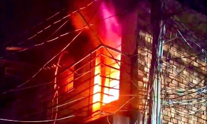 Cháy nhà trong đêm ở TP.HCM, người đàn ông bị liệt được cứu kịp thời