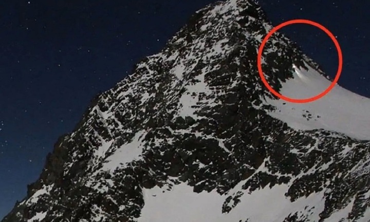 Bỏ mặc bạn gái chết cóng trên núi tuyết lúc 2h sáng, nhà leo núi lĩnh án tù