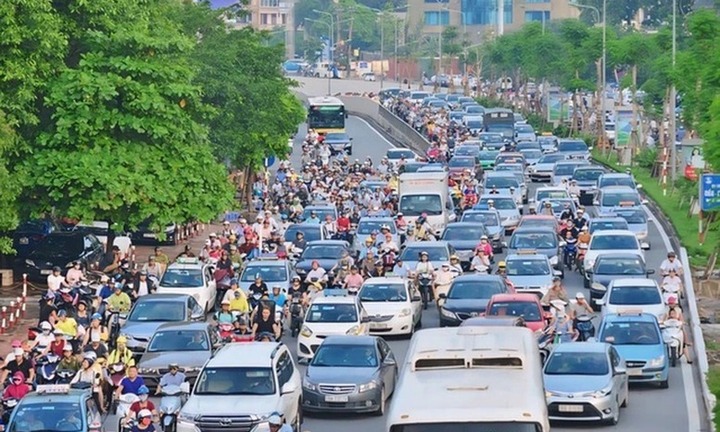 Thủ tướng: Không để xảy ra ùn tắc kéo dài trên các tuyến đường vào trung tâm Hà Nội và TPHCM