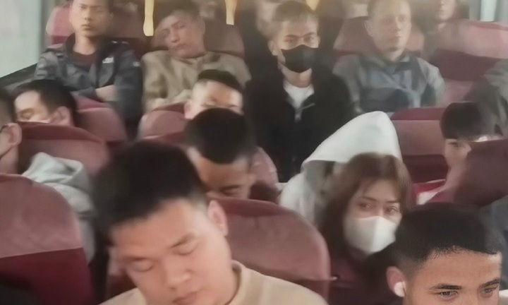 Chở 38 người trên xe 28 chỗ, tài xế và chủ xe bị phạt 75 triệu đồng