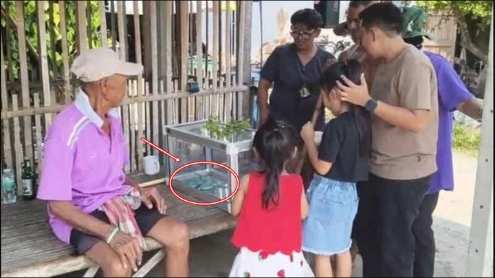 Người phụ nữ bắt được con rắn màu xanh lam 