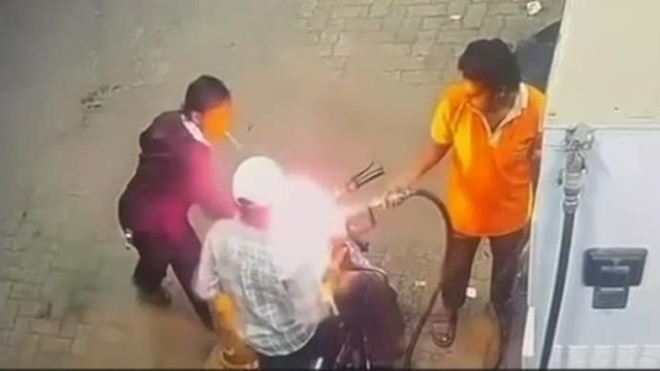 Clip: Bị cấm hút thuốc tại trạm xăng, người đàn ông châm lửa đốt xe máy