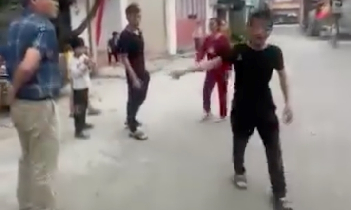 Công an mời người đòi thu tiền đỗ xe gần cổng chùa ở Ninh Bình lên làm việc