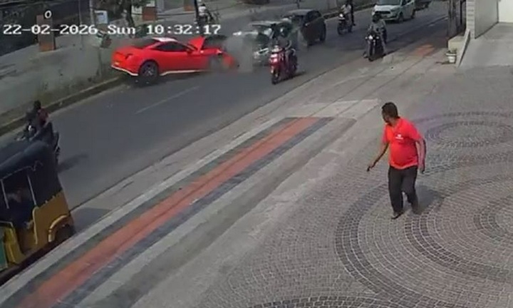 Clip: Siêu xe đắt tiền chạy quá tốc độ đâm trúng nhiều phương tiện trên phố