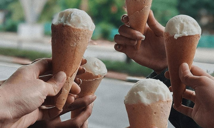 Trải nghiệm ăn kem hồ Tây ngày đông