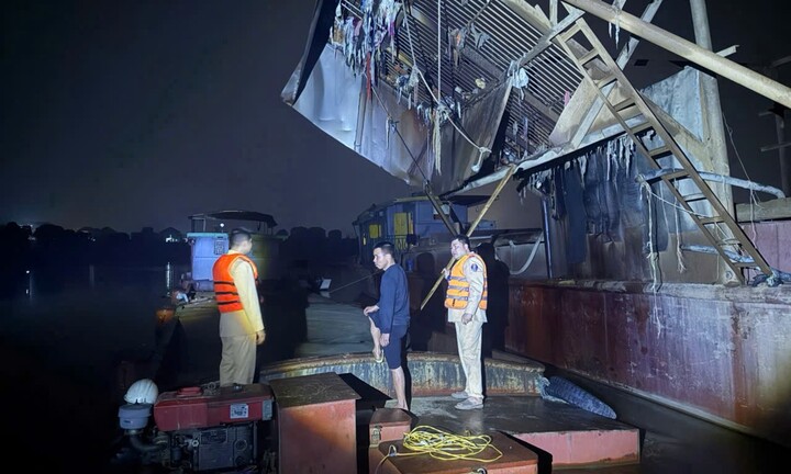 Hà Nội: Bắt giữ 02 phương tiện khai thác cát trái phép trên sông Cầu