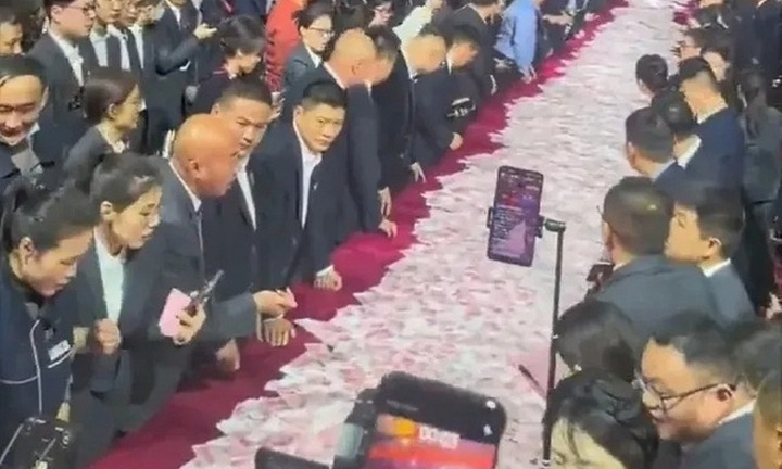 Clip: Doanh nghiệp trải tiền kín bàn, cho nhân viên lấy bao nhiêu tùy thích