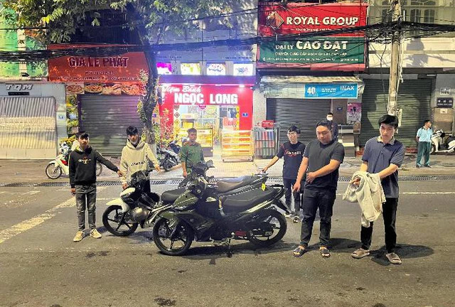 Bắt nhóm đối tượng giả danh công an, chặn xe người đi đường để “xử phạt”