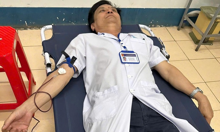 Tin tức đời sống 2/3: 4 thầy thuốc hiến máu cứu người trong ca trực đêm