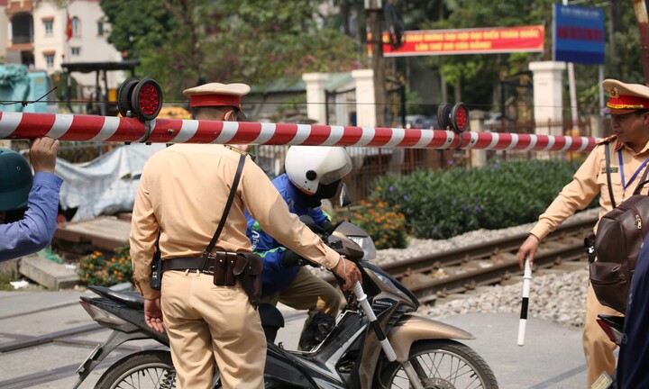 Hà Nội: Cố vượt rào chắn khi tàu gần đến, shipper mắc kẹt tại đường ngang